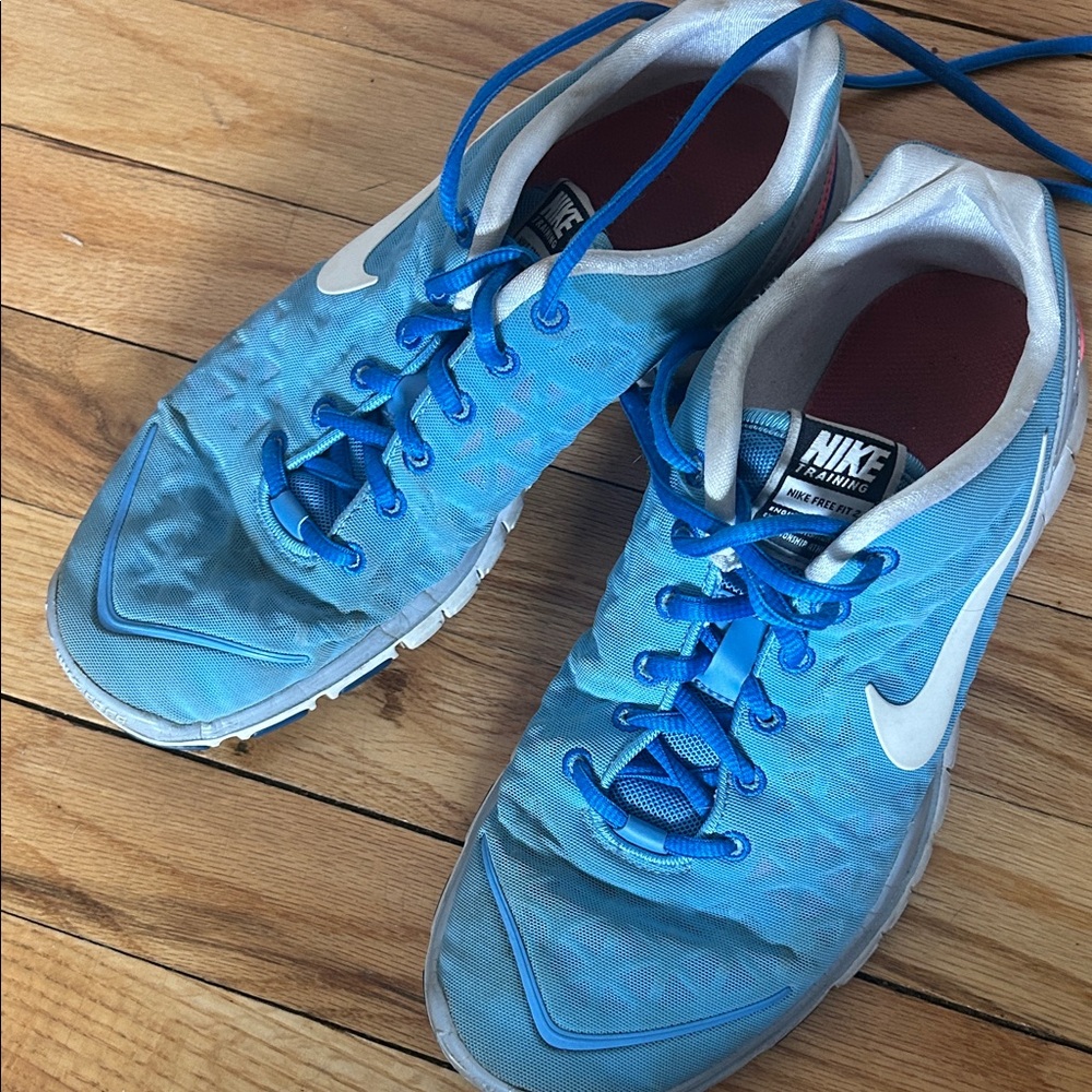 Nike Light Blue and White Running Sneakers with Pink Heel Accent - Picture 2 of 5
